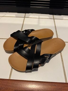 REEF Cushion Spring Bloom Black and Tan Sandals size 8
